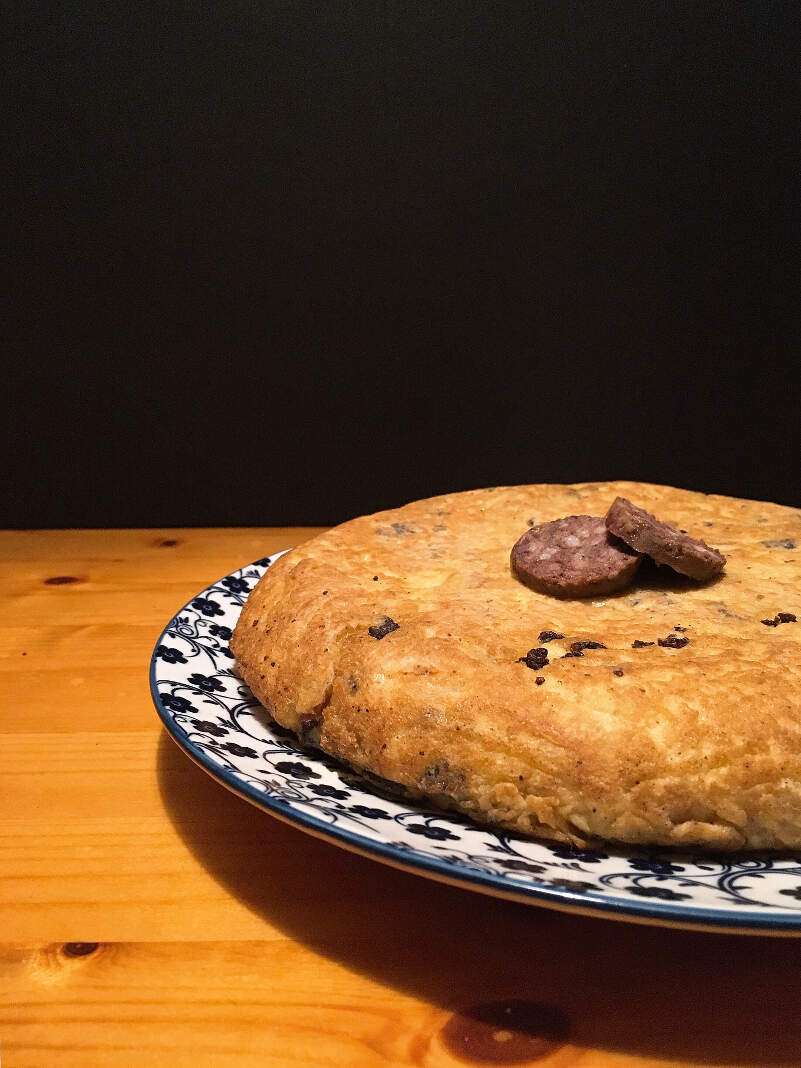 Tortilla de patatas y botifarró negre. Foto: @puredepalabras