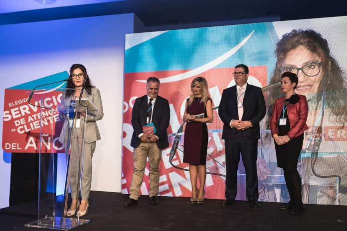 La directora general de Red Comercial de Eroski, Rosa Carabel, durante su discurso en la gala. eroski atención al cliente de Eroski