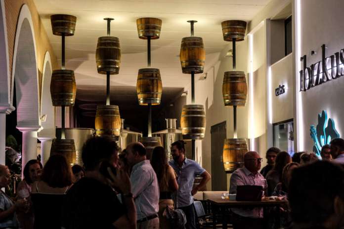 La decoración de Ibizkus está totalmente ambientada en la temática vinícola. Fotos: Sergio G. Cañizares producción de vino ibicenco