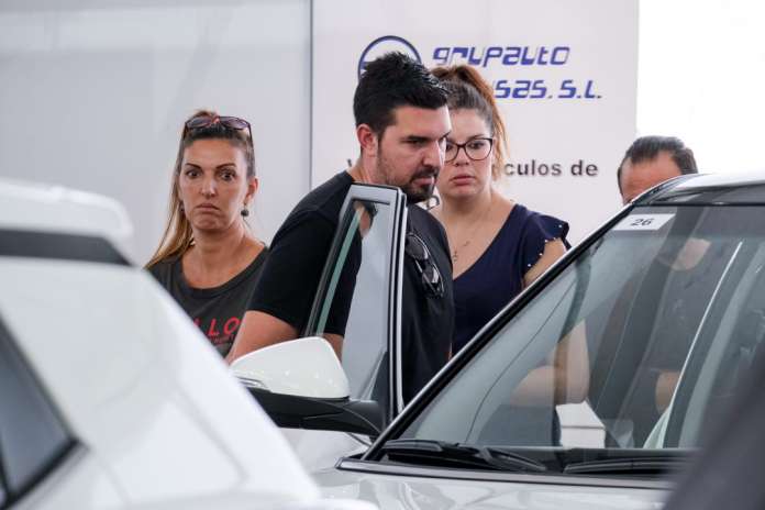 Desde la inauguración, muchas fueron las personas interesadas en adquirir un vehículo de segunda a mano a un precio excepcional. fotos: S. G. CAÑIZARES Desde la inauguración, muchas fueron las personas interesadas en adquirir un vehículo de segunda a mano a un precio excepcional. fotos: S. G. CAÑIZARES