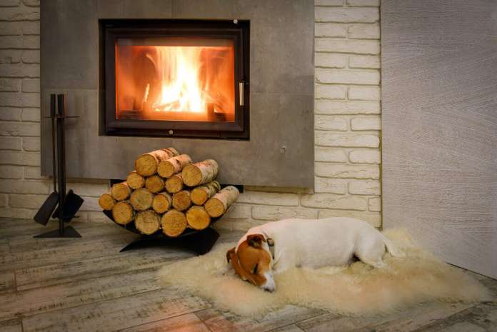 Las primeras chimeneas domésticas aparecen en el siglo XI, pero a día de hoy siguen estando presentes. Fotos: iStock calentar el hogar en invierno