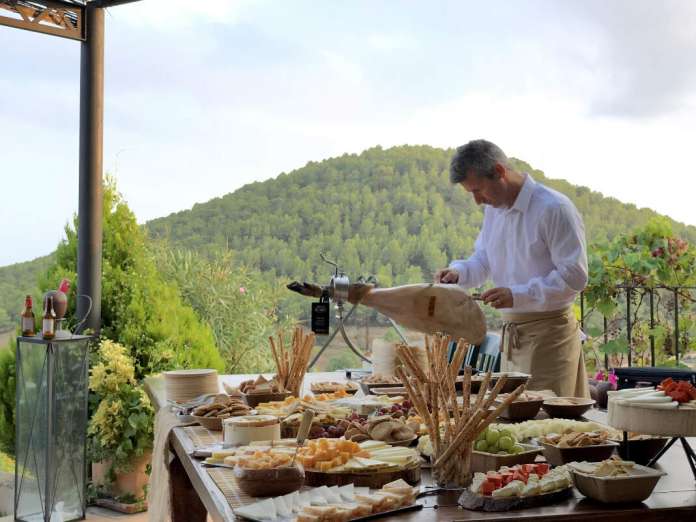 En cada tienda disponen de un experto jamonero que ayuda a escoger el jamón según los criterios de: sabor, calidad, curado o grasa, entre otros. Fotos: El Paladar productos gourmet en Ibiza para Navidad