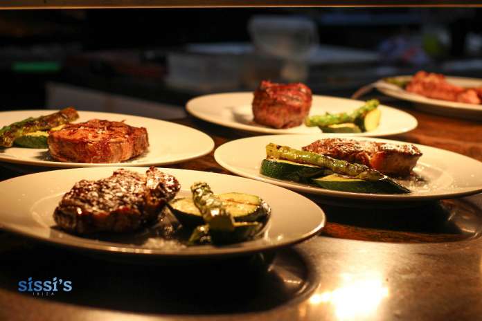 El restaurante Sissi's Asador abre sus puertas en invierno con una nueva carta y unos precios asequibles. El restaurante Sissi's Asador abre sus puertas en invierno con una nueva carta y unos precios asequibles.