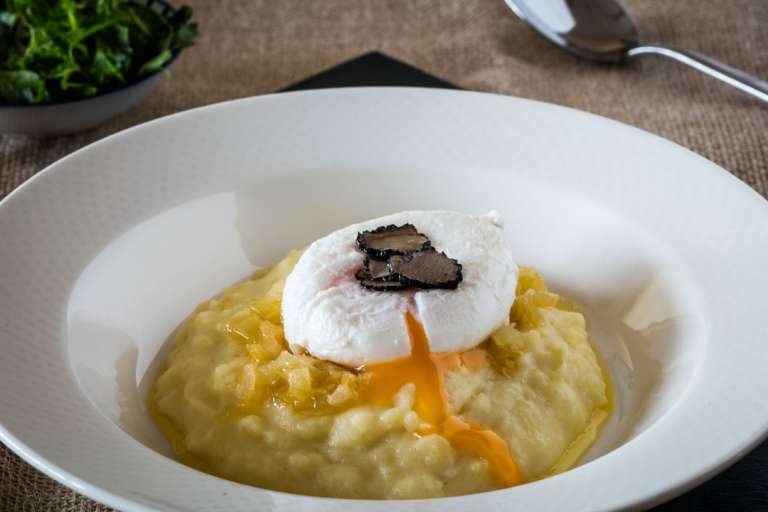 restaurantes a la carta. Huevo ibicenco trufado sobre crema de patata - Vicent Marí