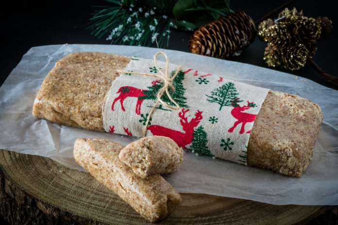 Preparar turrón casero es una divertida tarea para que los más pequeños ayuden durante las fiestas. Fotos: Vicent Marí. turrón almendra ibicenca