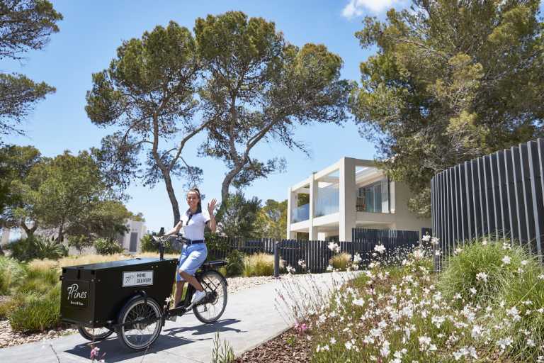 El personal del resort ubicado en la costa de Sant Josep utiliza bicicletas eléctricas.