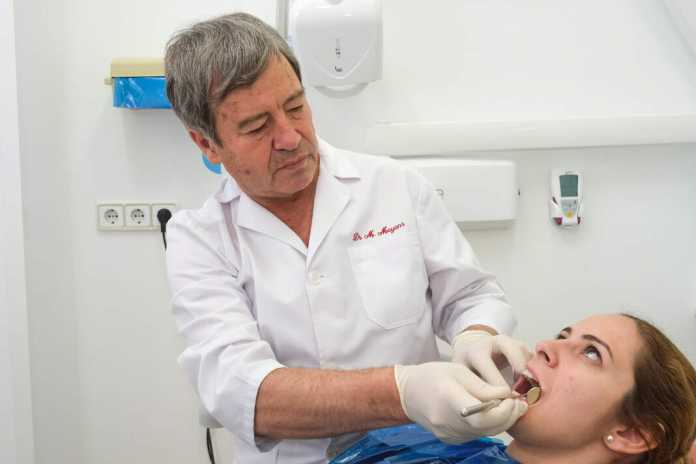 El doctor Mayans recomienda mantener una salud bucodental a través de la prevención. Foto: Sergio G. Cañizares la clave de la salud bucodental