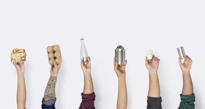 La palabra mágica es gesto: los pequeños gestos de cada día consiguen sumar importantes cambios en el movimiento. shutterstock cómo reciclar en casa