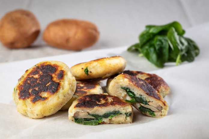 Para un acabado más crujiente, se recomienda freír las patatas en abundante aceite de oliva caliente hasta dorar las patatas rellenas. Foto: Vicent Marí patatas rellenas