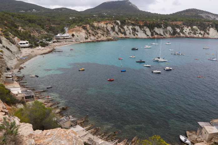 Uno de los retos de las Islas está en conjugar el turismo, la conservación de la riqueza natural y el bienestar de la sociedad local; en la imagen, Cala d'Hort. Uno de los retos de las Islas está en conjugar el turismo, la conservación de la riqueza natural y el bienestar de la sociedad local; en la imagen, Cala d'Hort.