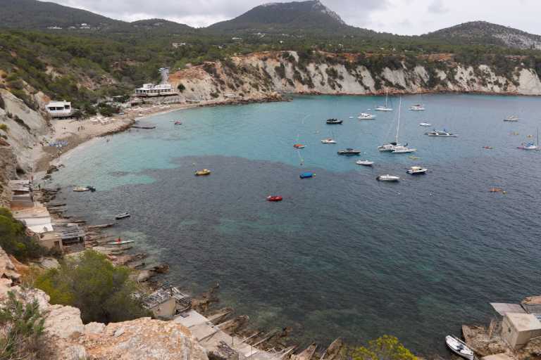 Uno de los retos de las Islas está en conjugar el turismo, la conservación de la riqueza natural y el bienestar de la sociedad local; en la imagen, Cala d'Hort.