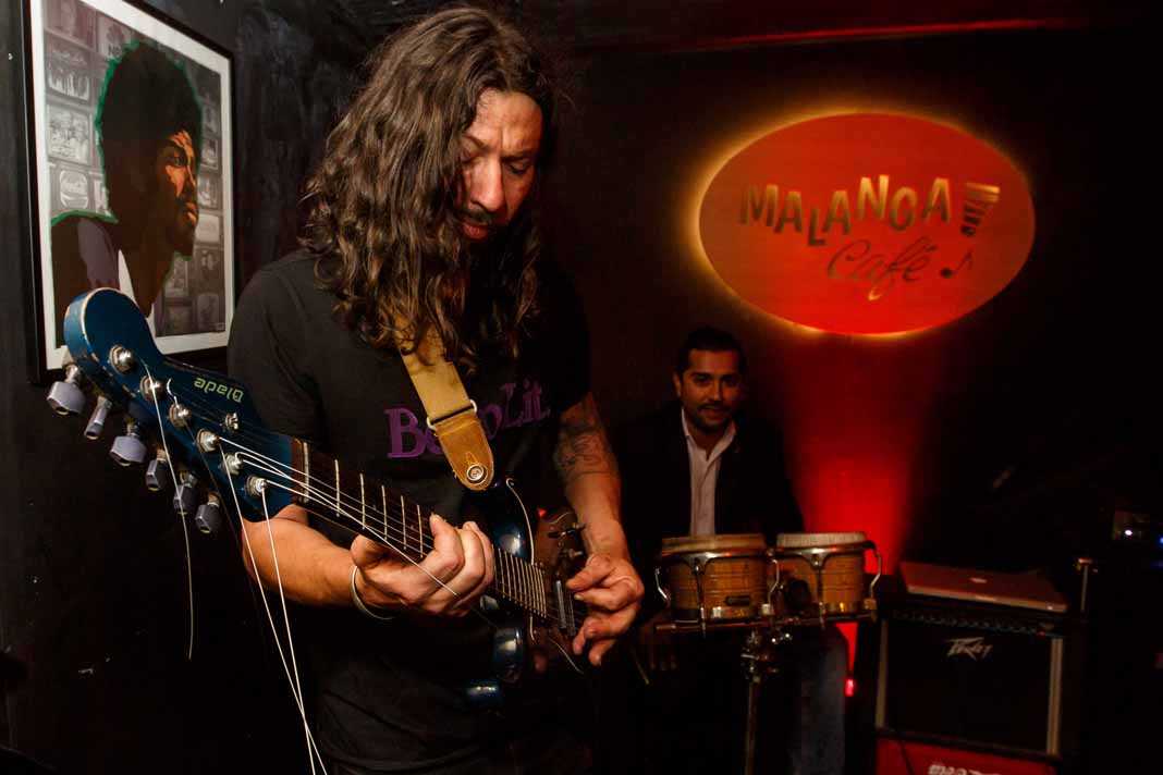 La música acompaña la jornada de los sábados en los pasajes del puerto. Foto: Toni Escobar