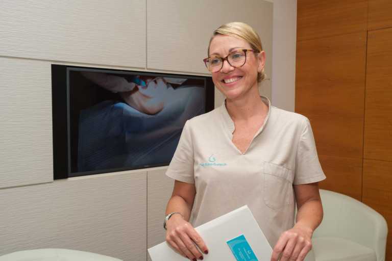 La doctora Sara Guasch en la consulta de su clínica dental que fundó en 1989.