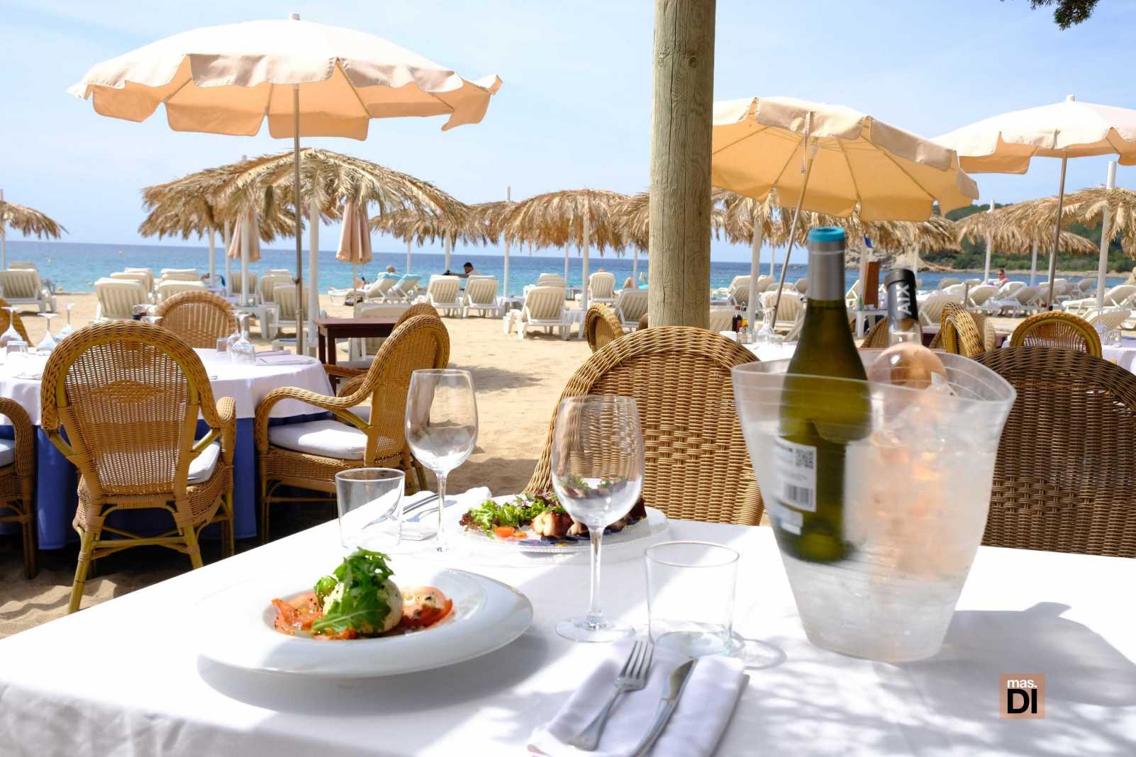 Selección de tradicionales platos  ibicencos servidos a pie de mar