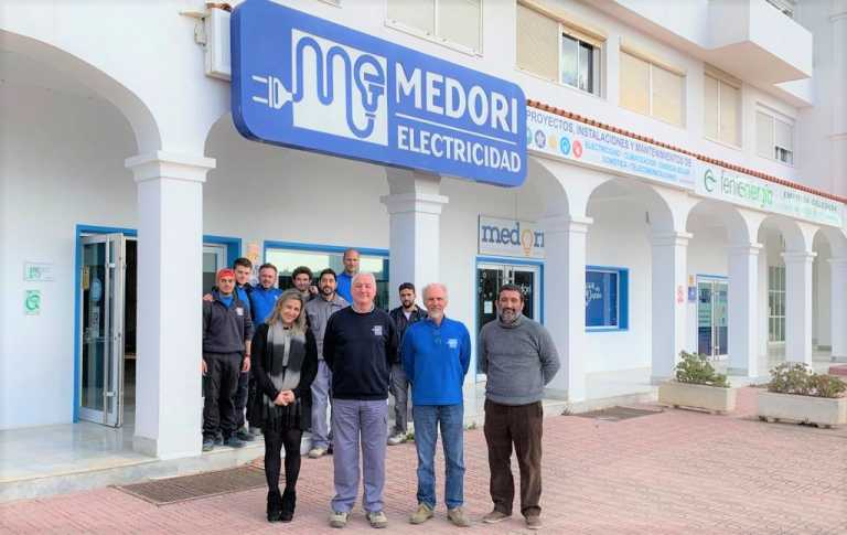 Parte del equipo de Medori, formado por 12 personas, posa ante las instalaciones de la compañía.