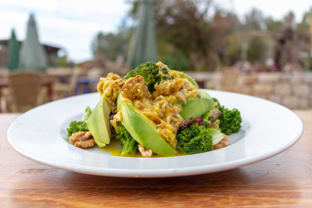 Can Cires se adelanta a la primavera con esta ligera ensalada, ideal para el buen tiempo. G. Felip