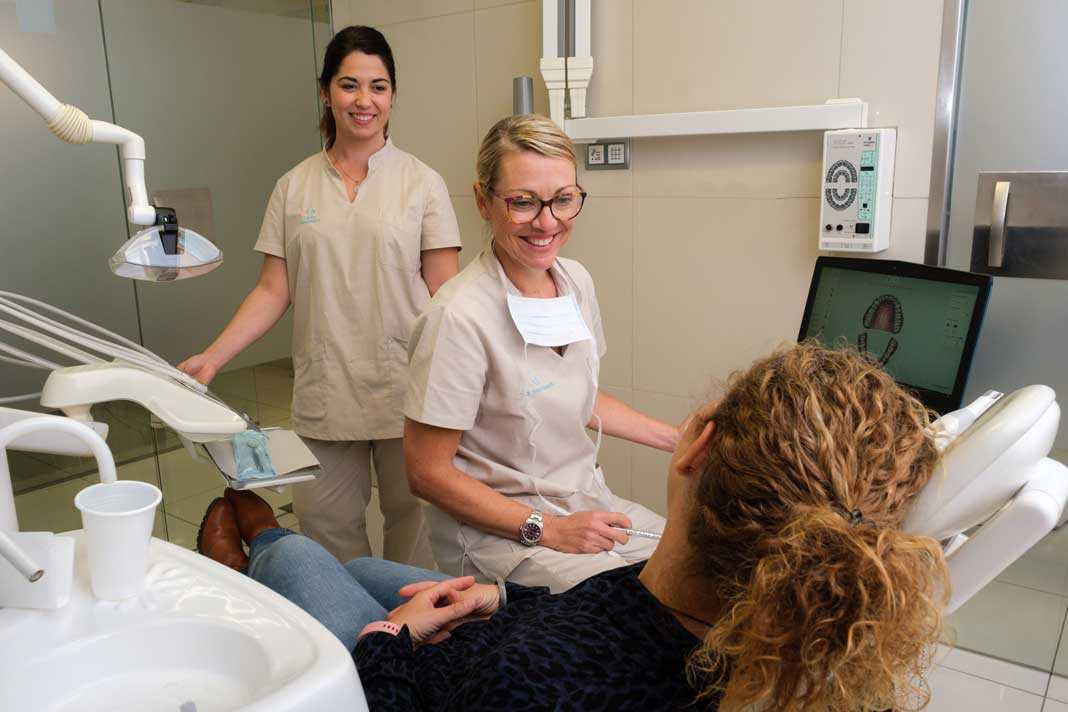 La dentista Sara Guasch atiende a una paciente en su consulta de Eivissa. S.G.C.