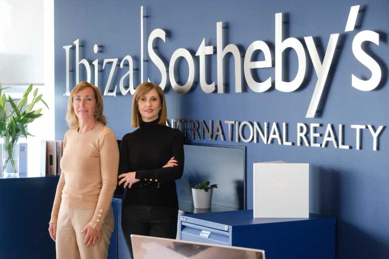 Bárbara Caprara y Alejandra Vanoli, en las oficinas de Ibiza Sotheby's International Realty en Marina Botafoch.