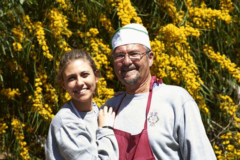Padre e hija en las instalaciones del restaurante. Foto: Can Salinas