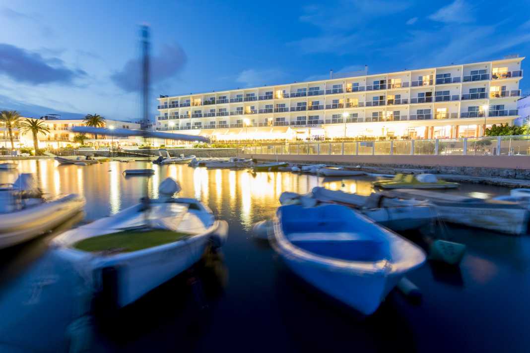 El Hotel Simbad se encuentra situado en primera línea de la playa de Talamanca. Fotos: Hotel Simbad