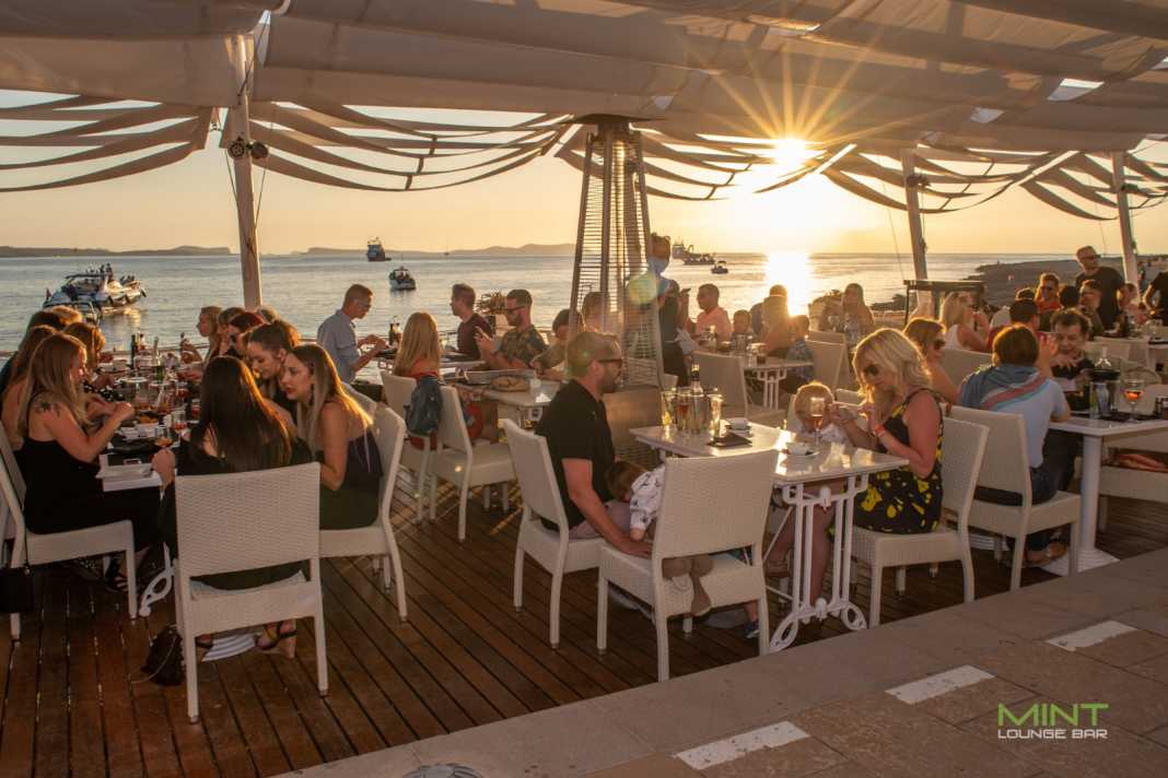 Servicio a la carta con las mejores vistas de la isla. Foto: Mint Loung Bar