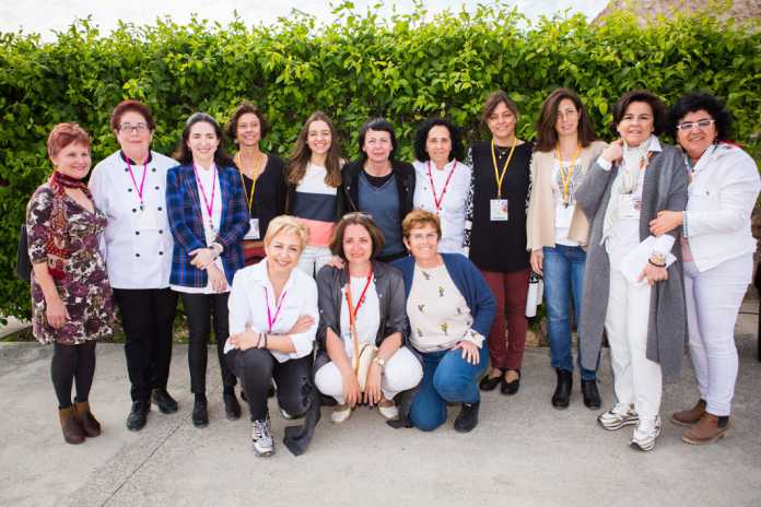 Las mujeres cocineras, productoras, proveedoras y periodistas tomaron las riendas del Foro Profesional de Gastronomía y posaron en el intermedio. Las mujeres cocineras, productoras, proveedoras y periodistas tomaron las riendas del Foro Profesional de Gastronomía y posaron en el intermedio.