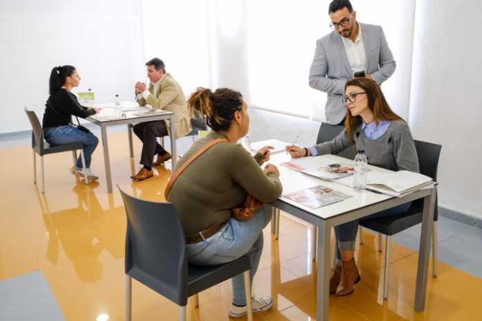 El equipo directivo y los responsables de negocio de la cadena entrevistaron a más de 60 candidatos. El equipo directivo y los responsables de negocio de la cadena entrevistaron a más de 60 candidatos.