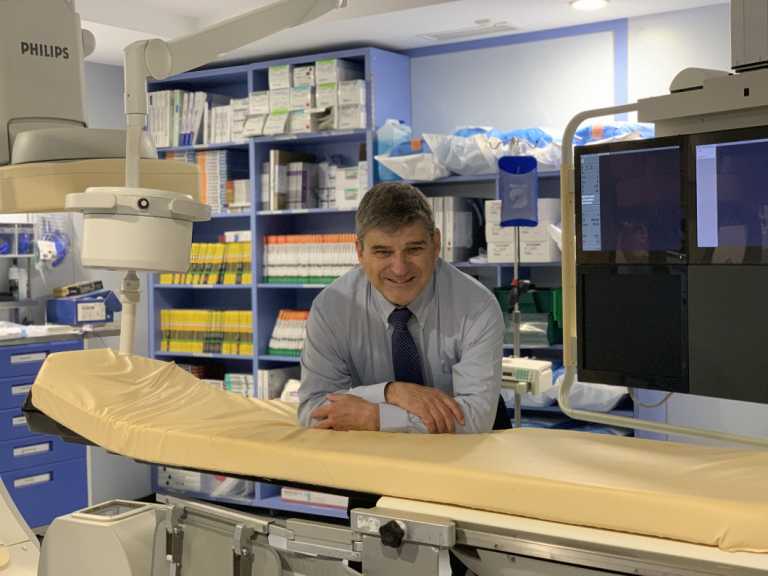 El doctor Antoni Serra en la sala de Hemodinámica cardiaca de Policlínica Nuestra Señora del Rosario.