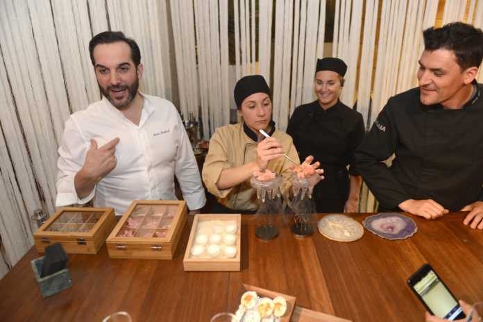 Mario Sandoval, chef de dos estrellas Michelín, prepara un plato con el equipo del chef Óscar Molina. Fotos; Gabi Vázquez Mario Sandoval, chef de dos estrellas Michelín, prepara un plato con el equipo del chef Óscar Molina. Fotos; Gabi Vázquez