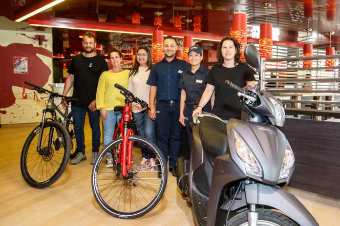 Los ganadores posan con los premios obtenidos en el sorteo realizado entre los clientes del establecimiento. Los ganadores posan con los premios obtenidos en el sorteo realizado entre los clientes del establecimiento.