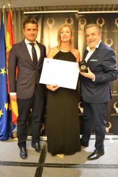 Maria Antonia Alsina, propietaria de la zapatería, recogió el premio.