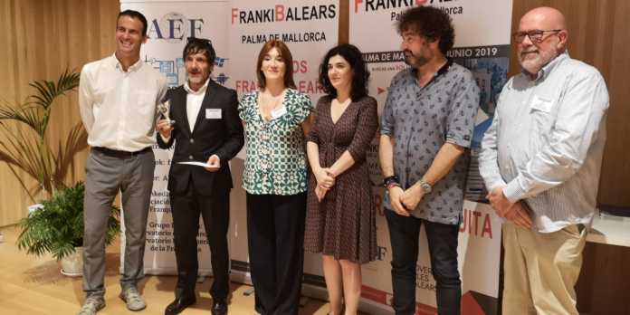 Sion Gomila, representante de EroskiFranquicias en Balears trofeo en mano, acompañado por la directora de Trabajo de Balears, Isabel Castro, la directora de FrankiBalears, Raquel Robledo y otros miembros colaboradores. Sion Gomila, representante de EroskiFranquicias en Balears trofeo en mano, acompañado por la directora de Trabajo de Balears, Isabel Castro, la directora de FrankiBalears, Raquel Robledo y otros miembros colaboradores.