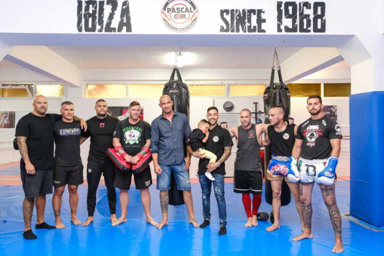 Los participantes en la exhibición de muay thai posan el día de la inauguración.