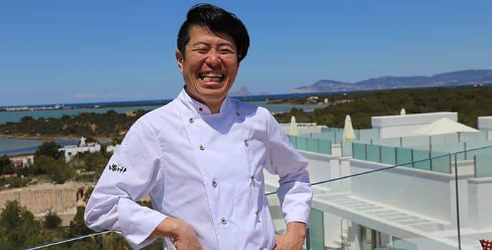 El chef Hideki Matsuhisa posa en la terraza del restaurante Kokoy.