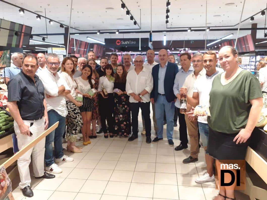 Productores, distribuidores y representantes de Eroski, con el presidente del Consell, Vicent Marí. Foto: Eroski