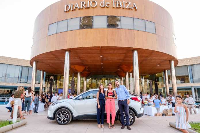 Virginia Marí, premio eWoman Negocio Online by Ebusus Motor, con Nuria y Óscar Escandell junto al C-HR. Virginia Marí, premio eWoman Negocio Online by Ebusus Motor, con Nuria y Óscar Escandell junto al C-HR.