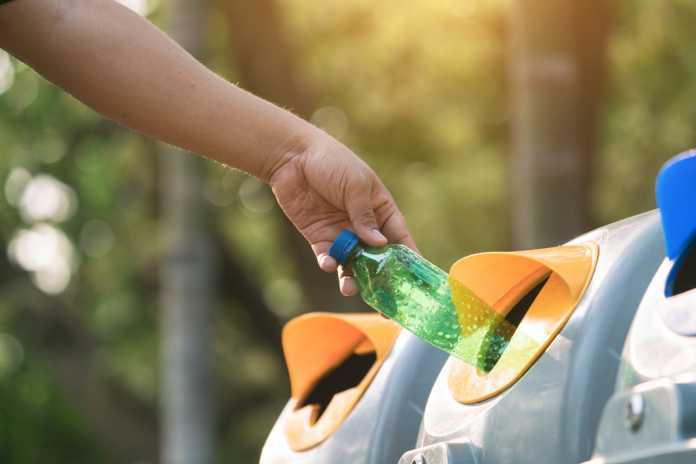 Coca-Cola en España ha incorporado el ecodiseño en la concepción y fabricación de sus envases. Coca-Cola en España ha incorporado el ecodiseño en la concepción y fabricación de sus envases.