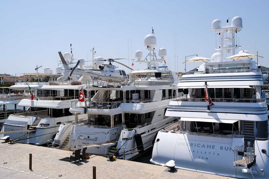 El gran lujo y la realidad comparten los puertos de Ibiza | másDI - Magazine