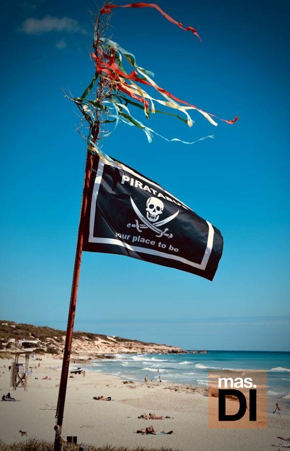 Pirata Bus se ha convertido en el punto de encuentro más popular de Formentera | másDI - Magazine
