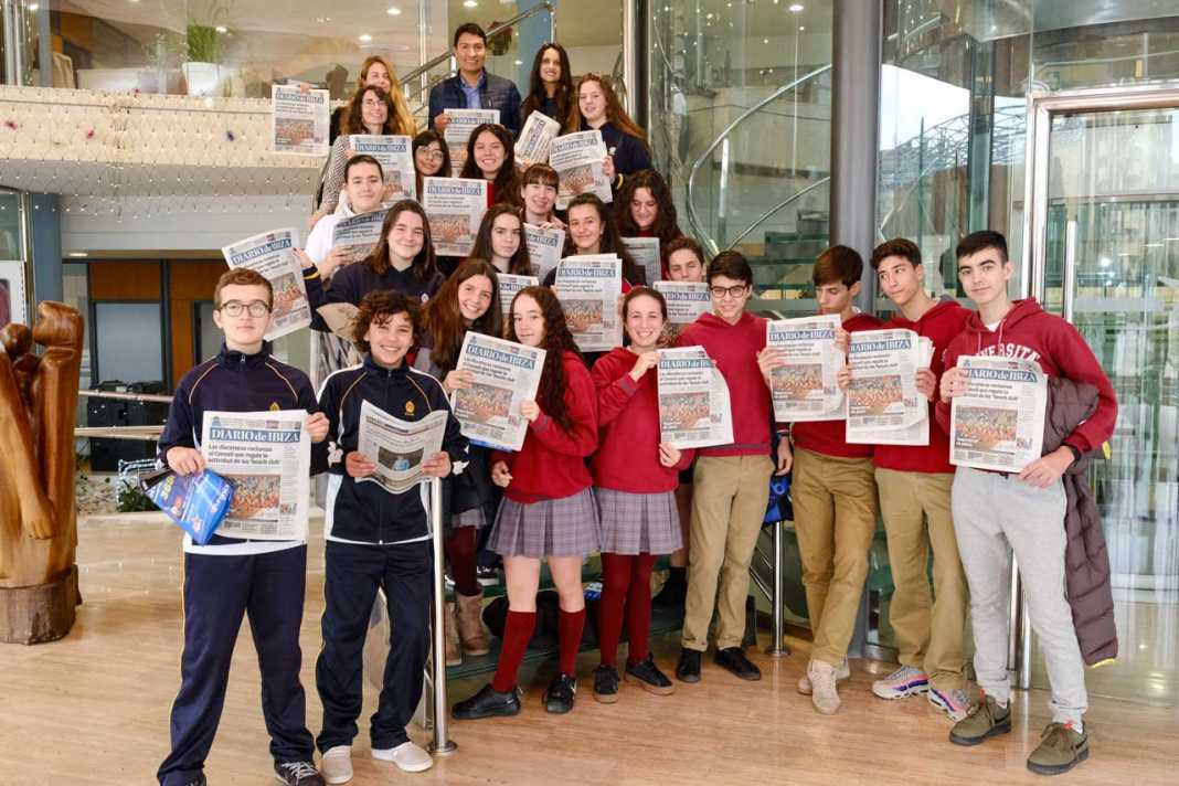 Los alumnos y la profesora de Sa Real posan con la directora de Diario de Ibiza, Cristina Martín, y el propietario de Digital Ground, Álex Peñafiel. SERGIO G. CAÑIZARES
