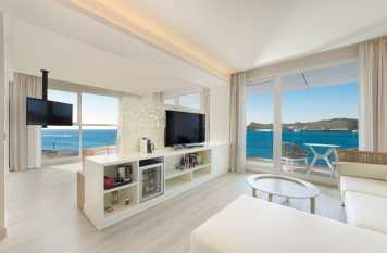 Una de las amplias habitaciones del Amàre Ibiza, con vistas impresionantes al Mediterráneo.