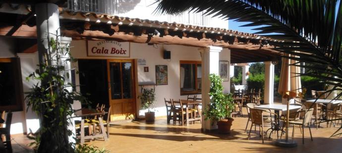 El restaurante Cala Boix tiene una amplia terraza
