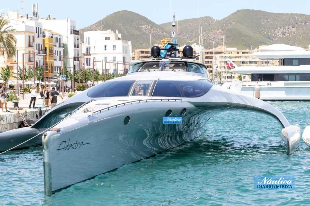 El superyate  ‘Adastra’ se toma un respiro en Ibiza