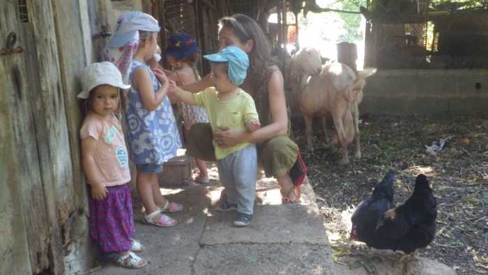 Los niños cantan y dan de comer a los animales en la casa de Sandra Vericat.