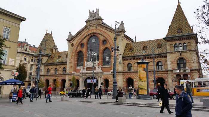 Vista frontal de la fachada del Mercado Central de Budapest.