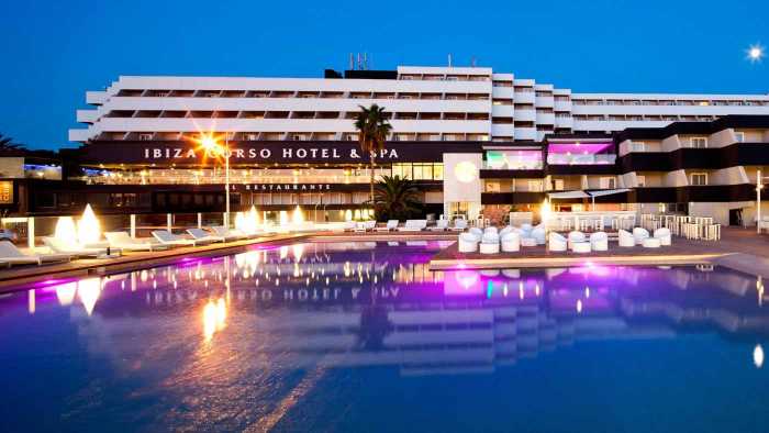 Grandes terrazas y piscina en Ibiza Corso Hotel & Spa.