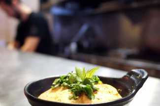 Una tapa de ‘calamar japo’ del chef Diego Gallegos.