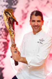 Paco Roncero posa con una pata de jamón ibérico en su restaurante. SERGIO G. CAÑIZARES