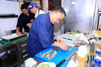 El chef Keiji elaborando el menú especial.