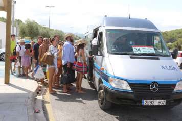 El Consell de Ibiza conecta más de 30 playas con el transporte público. Foto: JUAN A. RIERA